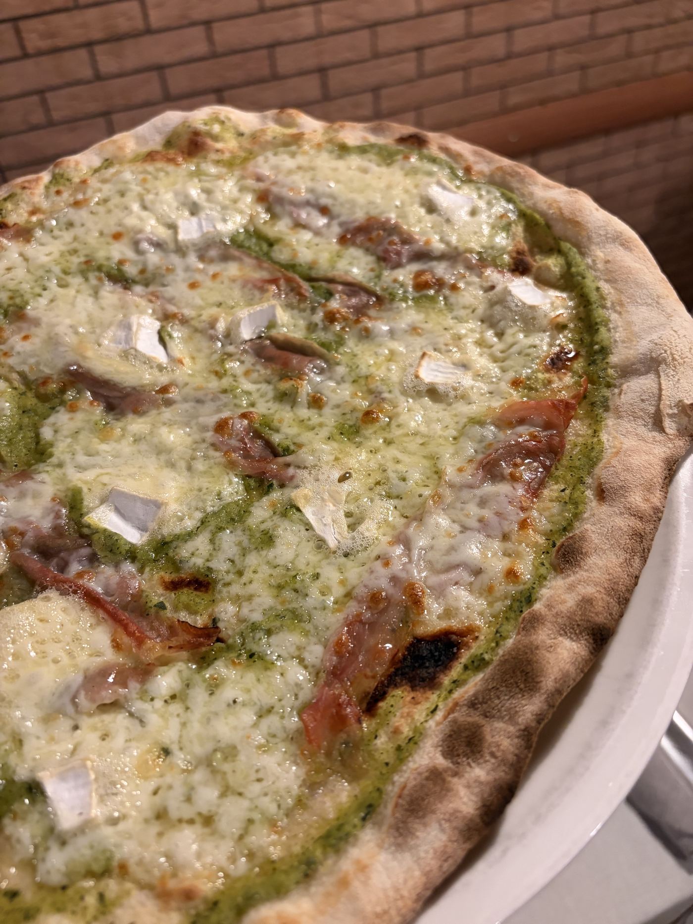 Pizza con pesto, brie e crudo